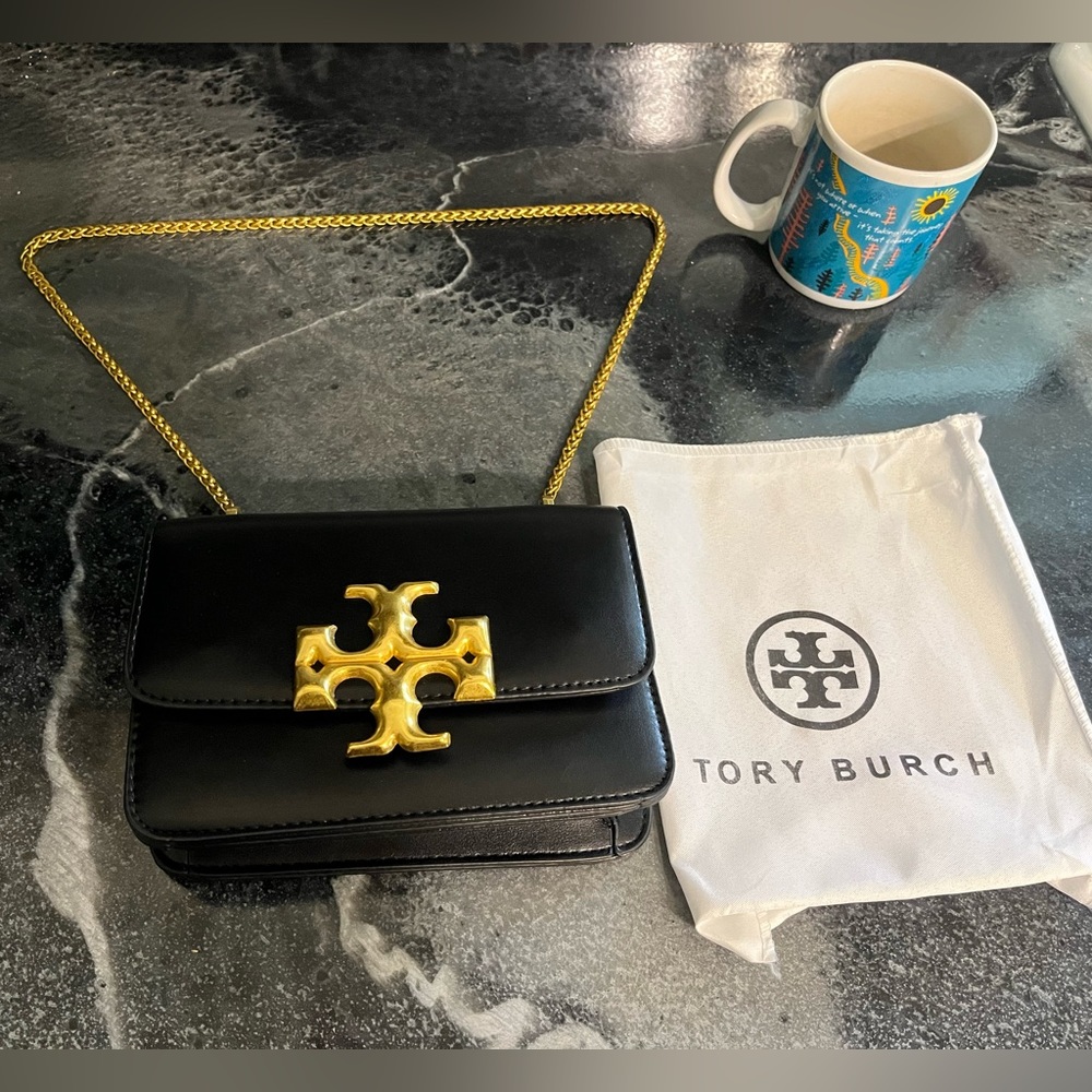 In the style of an authentic Tory Burch “Elenor” shoulder bag. New Stock